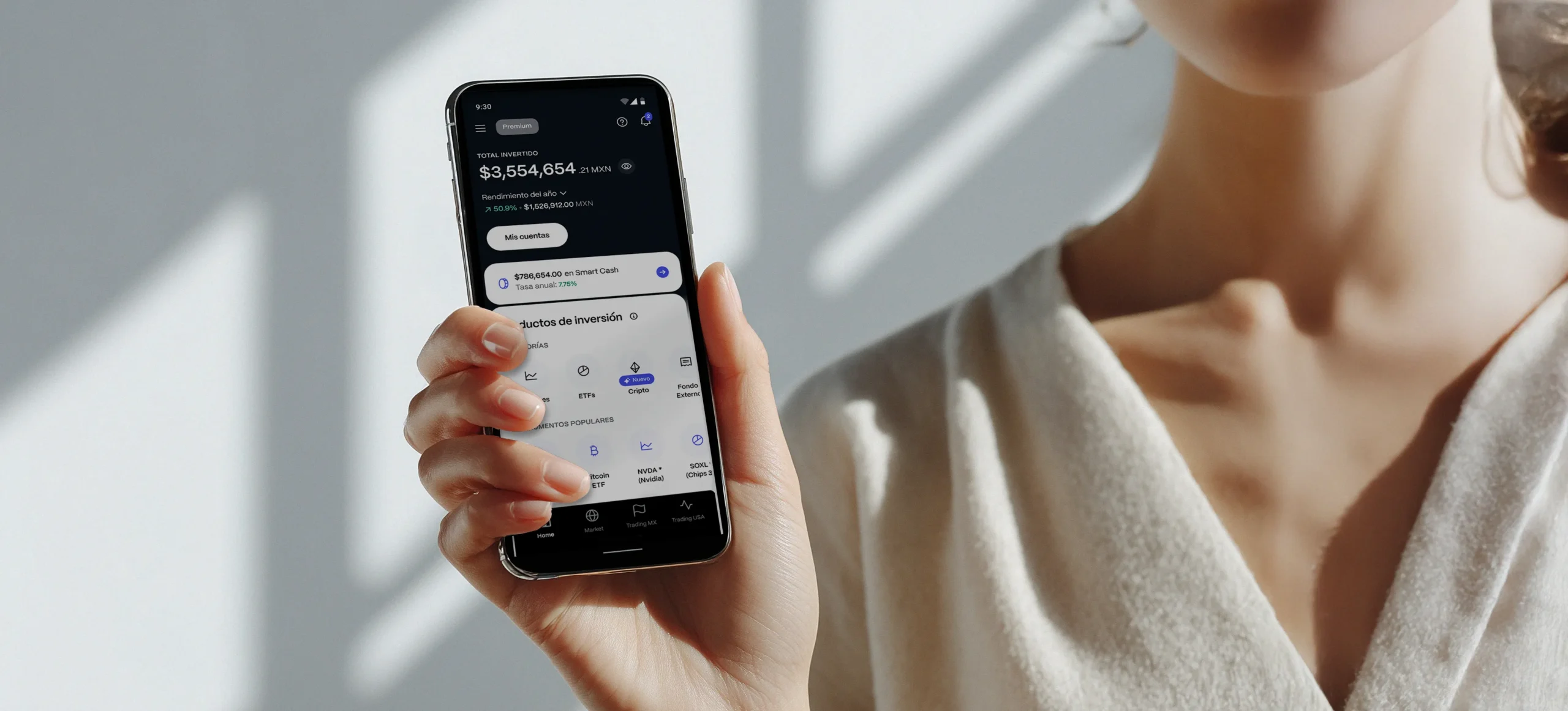 Persona usando la aplicación de inversión GBM
